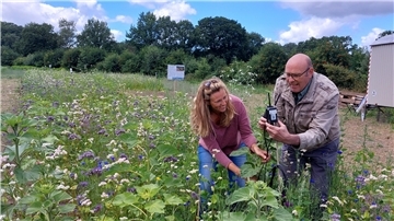 Prof. Jelle Bijma testet in Bramstedt auf dem Acker von Landwirtin Linda Hühncken und ihrer Familie aus, wie sich CO2 aus der Atmosphäre in den Boden verfrachten lässt.