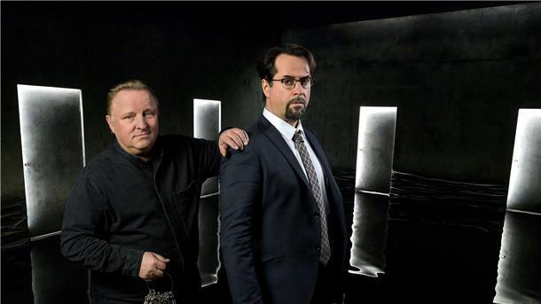 Zwischen Himmel und Hölle - der „Limbus“ im Münster-„Tatort“ Prof. Karl-Friedrich Boerne (Jan Josef Liefers, r) findet sich im Limbus wieder. Der Herr, der hier das Sagen hat, sieht Kommissar Frank Thiel (Axel Prahl) zum Verwechseln ähnlich.