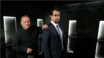Prof. Karl-Friedrich Boerne (Jan Josef Liefers, r) findet sich im Limbus wieder. Der Herr, der hier das Sagen hat, sieht Kommissar Frank Thiel (Axel Prahl) zum Verwechseln ähnlich.