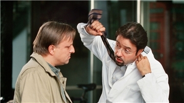 Prof. Karl-Friedrich Boerne (Jan Josef Liefers, r) macht es anschaulich: Er erklärt Hauptkommissar Frank Thiel (Axel Prahl) einen möglichen Tathergang - eine Szene aus „Tatort: Der dunkle Fleck“.