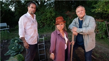 Prof. Karl-Friedrich Boerne (l-r, Jan Josef Liefers), Silke Haller (ChrisTine Urspruch) und Frank Thiel (Axel Prahl) beim Gärtnern.