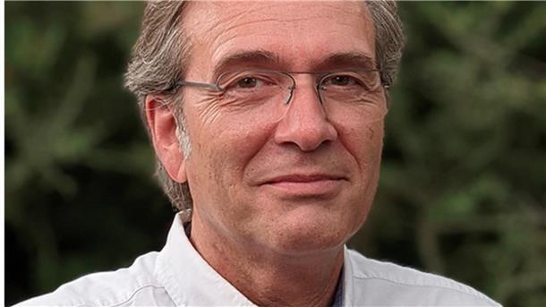Komplementärmedizin – Was ist bei Krebs möglich? Krebsfürsorge plant Vortrag Prof. Matthias Rostock ist in der Komplementärmedizin ein Forscher „der ersten Stunde“: Nach seinem Studium war er seit 1994 14 Jahre lang an der Klinik für Tumorbiologie in Freiburg tätig gewesen. Er ist seit 2008 bis heute Oberarzt am Universitätsspital Zürich und seit 2019 Professor für „Komplementärmedizin in der Onkologie“ am Hubertus Wald Tumor Zentrum im UKE Hamburg.
