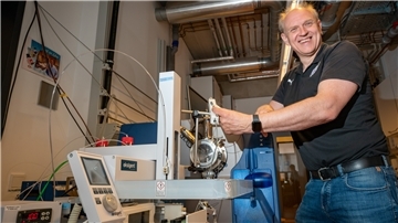 Prof. Stefan Wittke im Labor der Hochschule Bremerhaven. Mit dem Massenspektrometer weist er Separatorenfleisch in Wurst nach.