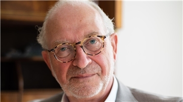 Professor Dr. Roland Kaehlbrandt ist Sprach- und auch Sozialwissenschaftler 