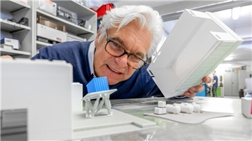 Geht den Wasserstoff-Treibern in Bremerhaven die Puste aus? Mann guckt auf Modell des