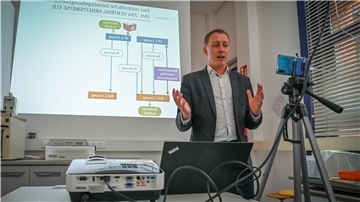Professor Hauke Hilz hält seine Vorlesung während der Corona-Pandemie online.