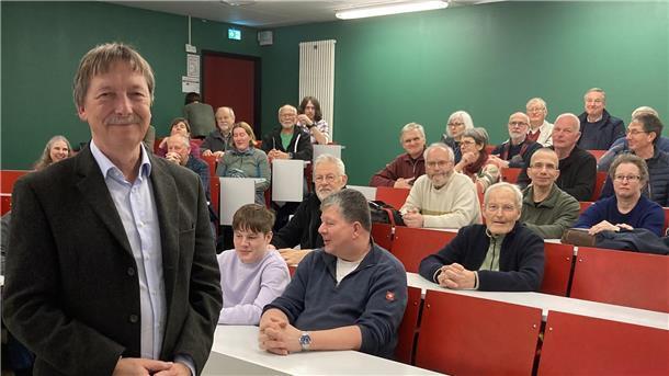 Mann vor Publikum