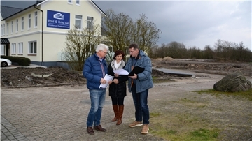 Projektleiter Waldemar Böhl (links) und die Geschäftsführer Anna Böhl und Volker Krös freuen sich, dass es bald losgeht. An der Beerster Bahnhofstraße sollen mit dem Bau von fünf Mehrfamilienhäusern zentrale Wohnmöglichkeiten geschaffen werden.