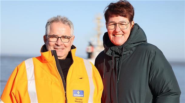 Projektleiterin Anja Albrecht und Oberbauleiter Gerald Weidner von Depenbrock Ingenieurwasserbau beim Startschuss für die neuen Liegeplätze im Hafen Cuxhaven.