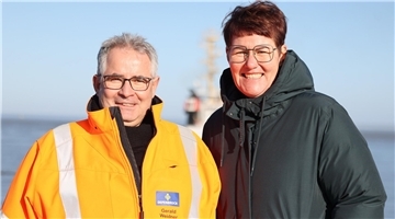 Projektleiterin Anja Albrecht und Oberbauleiter Gerald Weidner von Depenbrock Ingenieurwasserbau beim Startschuss für die neuen Liegeplätze im Hafen Cuxhaven.