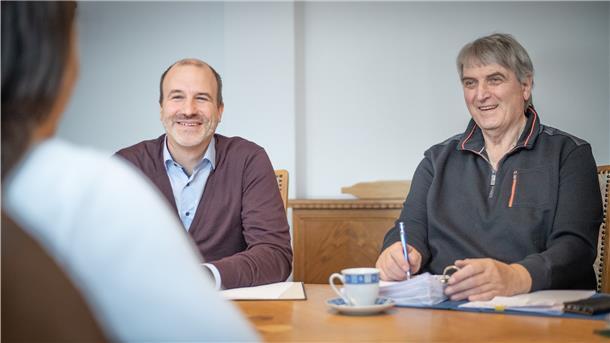 „Internationaler Meister“ im Handwerk bald in Bremerhaven möglich Ein Projektorganisator und ein Dozent sitzen an einem Tisch.