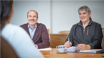 „Internationaler Meister“ im Handwerk bald in Bremerhaven möglich Ein Projektorganisator und ein Dozent sitzen an einem Tisch.