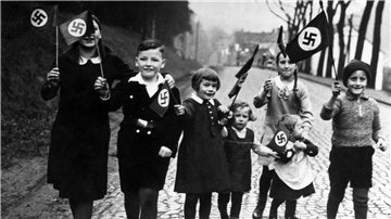 Propagandafoto für die Presse: Kinder mit Hakenkreuzfahnen in einer Szene aus der Dokumentation „Berlin 1933 - Tagebuch einer Großstadt“.