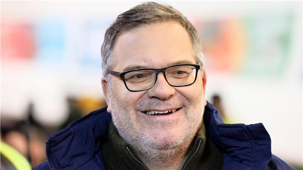 Nach Rauswurf: Elton bekommt Unterstützung von TV-Stars ProSieben ersetzt Elton als Moderator der Show „Schlag den Star“ durch Matthias Opdenhövel.