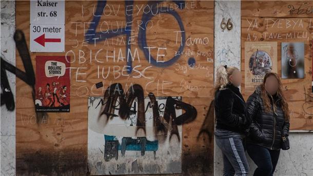 Prostituierte warten auf der Kaiserstraße im Frankfurter Bahnhofsviertel auf Freier.