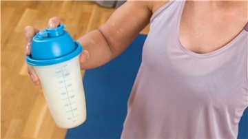 Proteinshakes gehören für viele zu ihrem Fitnesstraining dazu. Doch Ernährungsexperten sehen die Nahrungsergänzungsmittel kritisch.