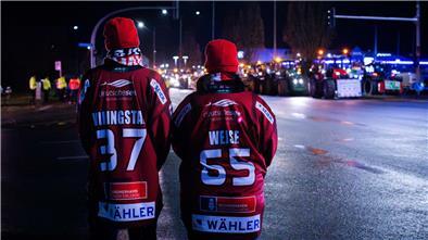 Bauern stehen Spalier für die Pinguins und die Eishockey-Fans Protest der Landwirte der Region auf beiden Seiten der Bremerhavener Stresemannstraße vor der Eisarena vor dem Spiel der Fischtown Pinguins gegen die Kölner Haie.