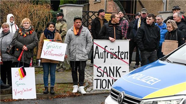 Protest gegen die Politik der Grünen beim Besuch von Annalena Baerbock.