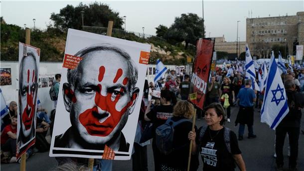 Unterstützung bröckelt: Verbündete frustriert mit Netanjahu Protest im eigenen Land gegen den israelischen Ministerpräsidenten Benjamin Netanjahu.
