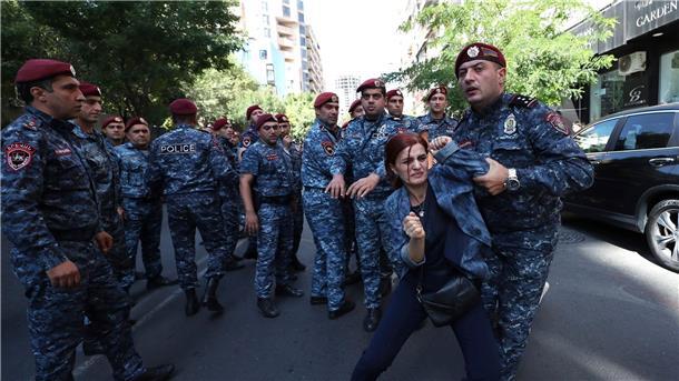 Armenien bereitet Aufnahme von Landsleuten aus Karabach vor
Protest in Eriwan gegen Ministerpräsident Nikol Paschinjan.