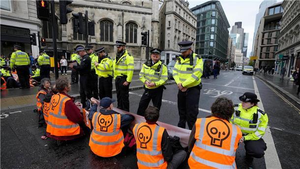 Protestaktion: Aktivisten der Gruppe „Just Stop Oil“ blockieren im Herbst 2022 eine Straße in London und fordern, zukünftige Gas- und Ölprojekte zu stoppen.