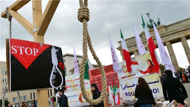 Menschenrechtler: Sieben Kurden im Iran hingerichtet Protestaktion gegen die Anwendung der Todesstrafe im Iran in Berlin (Archivbild).