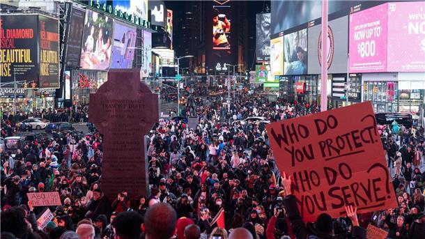 Video tödlicher US-Polizeigewalt befeuert Rassismus-Debatte Proteste auf dem New Yorker Times Square.