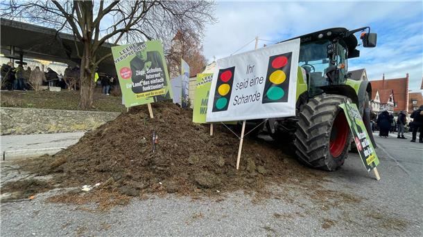 Grüne sagen politischen Aschermittwoch in Biberach ab Proteste im Vorfeld des politischen Aschermittwochs der Grünen vor der Stadthalle in Biberach.
