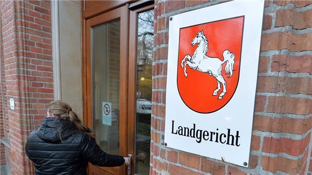 Prozess mit Hindernissen: Beim zweiten Anlauf erschien der Angeklagte vor Gericht in Oldenburg - doch nun waren die Zeugen nicht da.