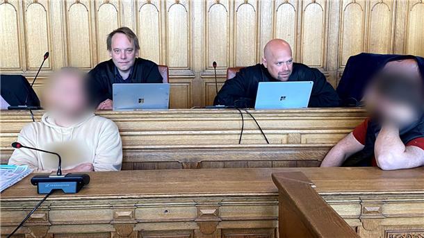 Prozess um versuchten Mord in der Raabestraße Bremerhaven: Die Angeklagten mit ihren Strafverteidigern Florian Burgsmüller (links) und Alexander Ukat.