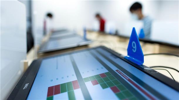 Führerscheinprüfungen auf Rekordhoch, Durchfallquote steigt Prüflinge absolvieren die Aufgaben bei der theoretischen Prüfung für den Führerschein.