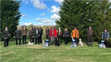 Hundehalter mit ihren Hunden nach der Jagdprüfung