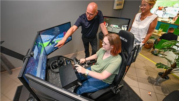 Prüfungen stauen sich bei der L3-Fahrschule von Lothar Müller. Hier mit Ehefrau Iwona (rechts) und der Angestellten Daniela Wiebke am Simulator.