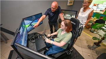 Prüfungen stauen sich bei der L3-Fahrschule von Lothar Müller. Hier mit Ehefrau Iwona (rechts) und der Angestellten Daniela Wiebke am Simulator.