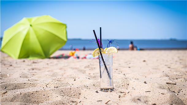 Pünktlich zum Sommerbeginn steigen die Temperaturen in unserer Region. Bis Mittwoch sollen sie bis auf 32 Grad steigen. Ein guter Grund für Strand und kühle Getränke. 