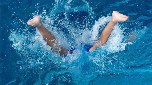 Badespaß in der SG Tarmstedt: 600 Freikarten für Familien zu gewinnen Ein Junge springt in ein Schwimmbad.