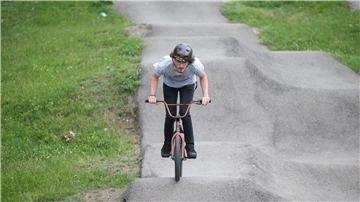 Pumptracks sind vor allem bei Jugendlichen beliebt. Eine solche Betonpiste soll jetzt in Einswarden entstehen.