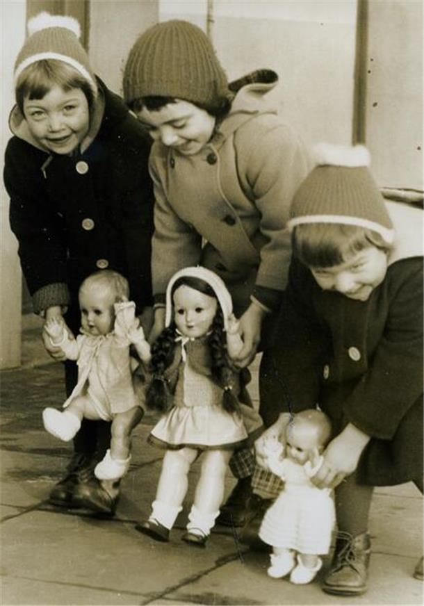 Alte Fotos: So wurde in Nordenham früher Puppenkleidung hergestellt Puppen sind zum Spielen da. Diese drei Mädchen mit ihren Puppen fotografierte Fritz Frerichs im Jahr 1960.