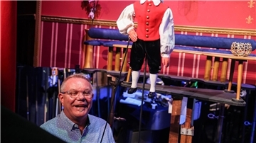Hänneschen, der 222 Jahre alte Kölner Superheld Puppenspieler Jacky von Guretzky-Cornitz mit der Figur des Hänneschen.