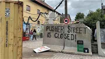 „Pusher Street is closed!“ (Die Pusher Street ist geschlossen) steht an einer Blockade in der Kopenhagener Freistadt Christiania.