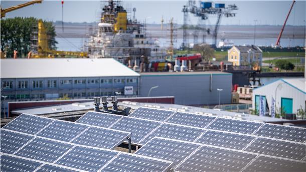 PV-Anlage auf einem Wohnhausdach in der Alten Bürger. Bremerhaven will in den kommenden sechs Jahren große Schritt in Richtung Klimaneutralität machen.