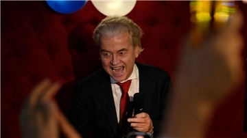 PVV-Chef Geert Wilders wird nach Bekanntgabe der Wahlprognose in Den Haag von Anhängern gefeiert.