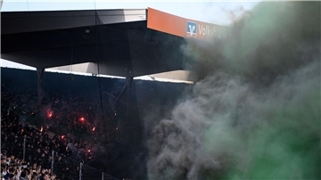 Pyrotechnik gehöre nicht in Fußballstadien, sagt Niedersachsens Innenministern Daniela Behrens (SPD). (Symbolbild)