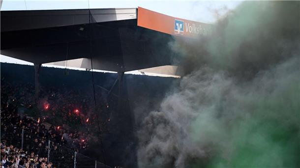 Pyrotechnik gehöre nicht in Fußballstadien, sagt Niedersachsens Innenministern Daniela Behrens (SPD). (Symbolbild)