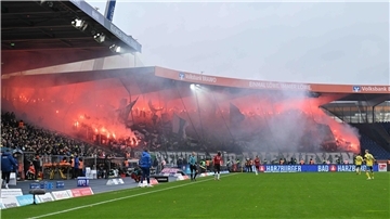 Ruhiges Derby: Polizei sieht „Schritt in richtige Richtung“ Pyrotechnik m Fanblock von Hannover 96.