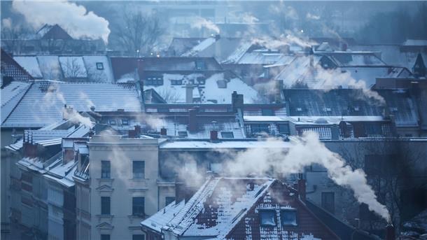 Qualm und Dampf steigt aus zahllosen Schornsteinen an einem kalten Wintermorgen in der Leipziger Südvorstadt auf. Auch in Sachsen sind die Temperaturen in der Nacht eisig kalt gewesen.