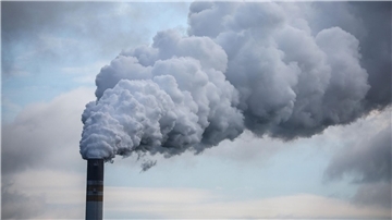 Qualmender Industrieschlot. Die Grünen wollen weiter möglichst schnell raus aus fossilen Energieträgern. In einigen wenigen Bereichen werde es aber auch in Zukunft Emissionen geben, die schwer oder unter Umständen gar nicht zu vermeiden seien, heißt es im Entwurf des Wahlprogramms.