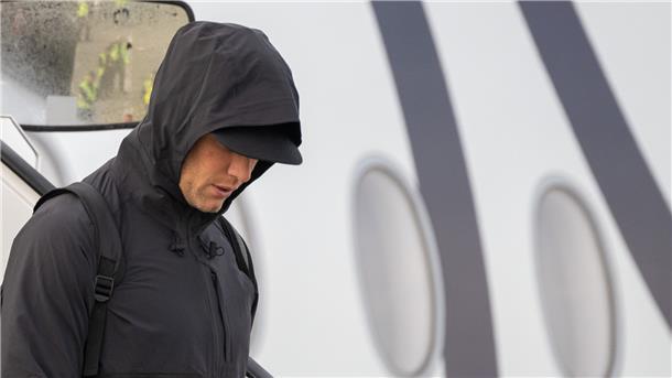 Quarterback Tom Brady steigt in München aus dem Flugzeug aus. 