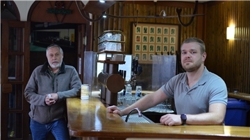 Quartiersmeister Jens Rillke (links) und Rüssel-Wirt Robin Lee Mibert sprechen über die derzeitige Situation im Teil-Lockdown in der "Alten Bürger".
