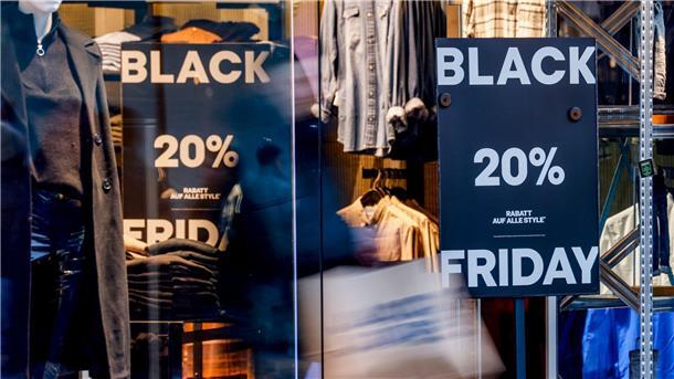Black Friday: Gibt es im Krisenjahr attraktive Rabatte? Rabatte, Rabatte, Rabatte: Viele Händler werben rund um den Black Friday mit Angeboten.